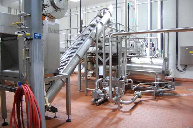 FRUIT PROCESS RECEIVING SYSTEM - (HW) Fruit Process Receiving System Including - Lift to Scale Platform with Boldt Frozen Block Breaker, with Elevating Auger Conveyor System into FAM Inline