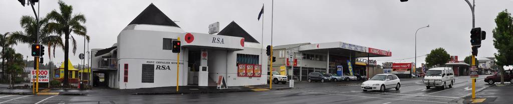 Right: View showing the adjoining RSA building,