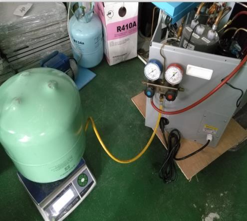 Refilling the refrigerant: before the refrigerator is calibrated, the refrigerant is refilled.