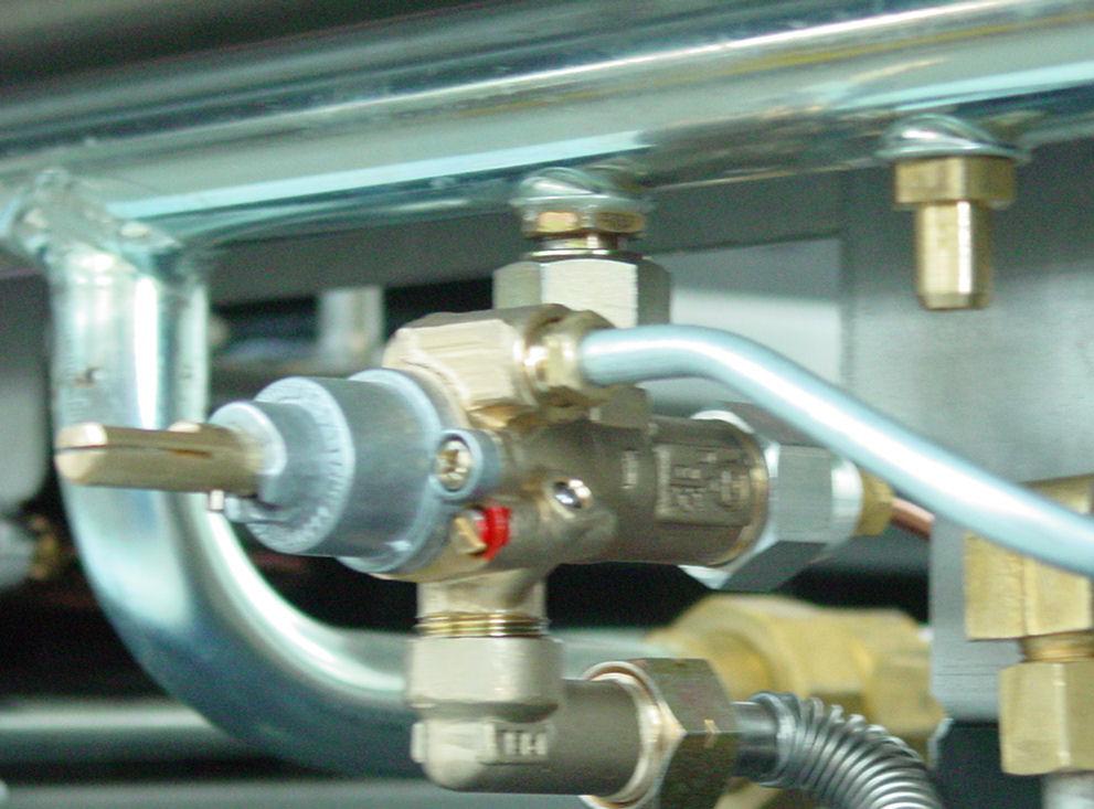 Unscrew and remove the Pilot Injector Plug from the fitting at the end of the pilot injector tube using a 11mm A/F spanner. b.