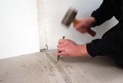 Flexible tile adhesive or levelling / screed and grout suitable for floor heating. Flexible cement and cement gun for expansion joints along the walls. Approx.
