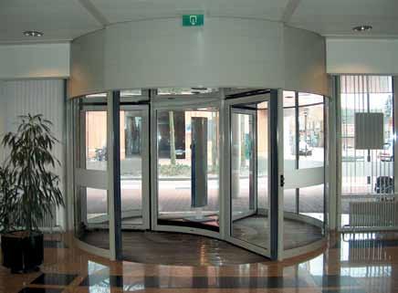 The striking feature of this model is that it is supplied with a curved outlet grille, precisely in line with the curve of the revolving door. This protects the entire door opening.