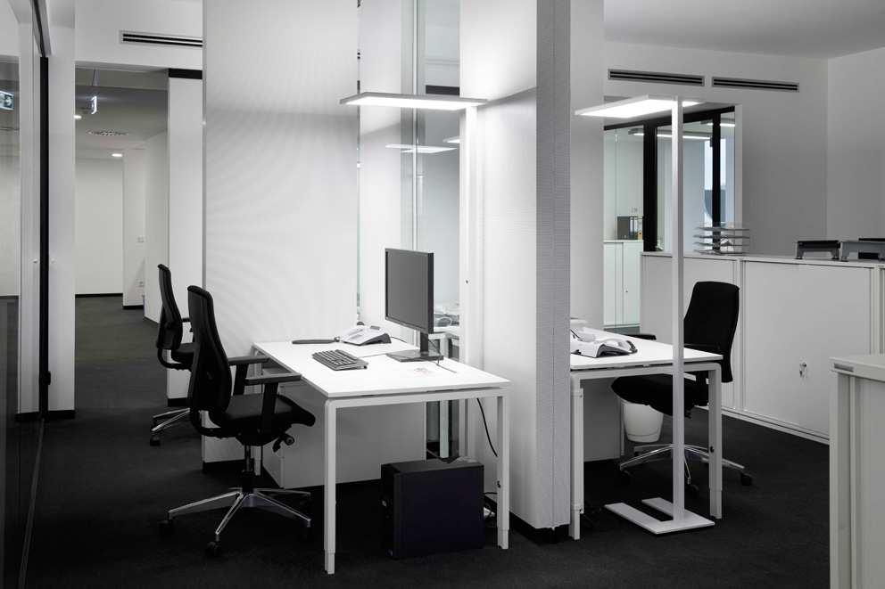 Smart lighting at the office: The free standing luminaire LED Around offers light,
