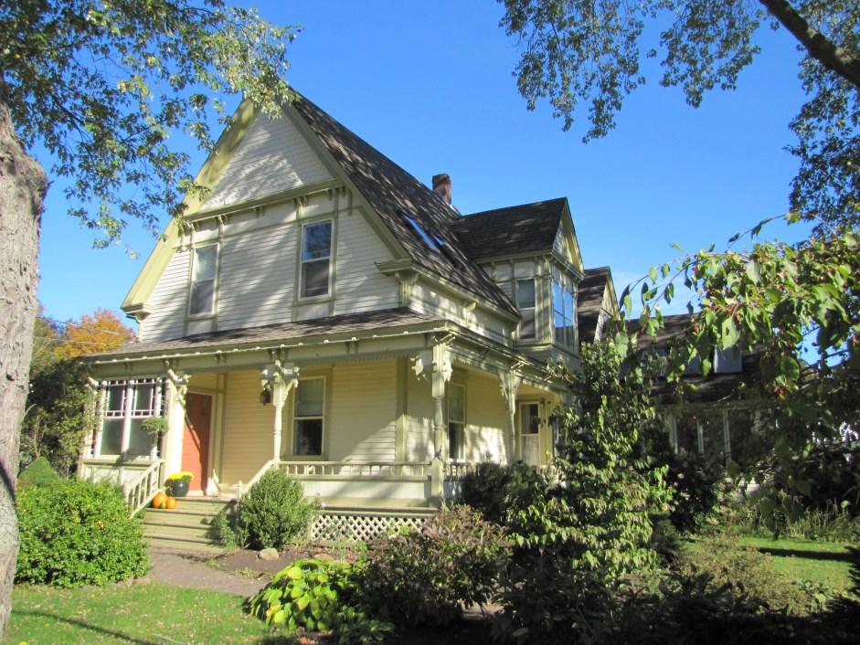 In the United States, the term Queen Anne style is loosely used to describe a wide range of picturesque buildings with free Renaissance (non-gothic Rivival) details rather than that of a specific