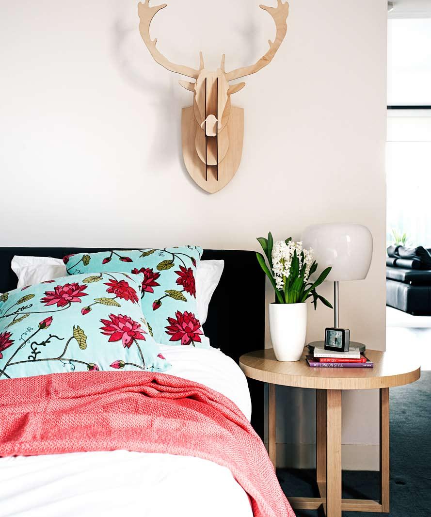 deer head = quirky sculptural feature Bright & botanical Natasha has combined a fresh palette of aqua and coral in the bedroom through accessories such as luxurious velvet cushions and a throw.