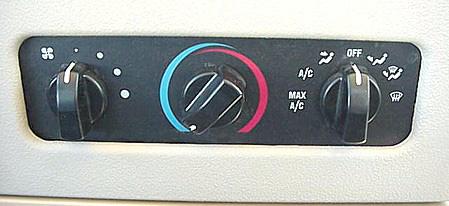 SECTION 3 DRIVING YOUR MOTOR HOME AUTO AIR CONDITIONER/ HEATER Controls for the air conditioner, heater, defroster and vent are all combined into one control panel.