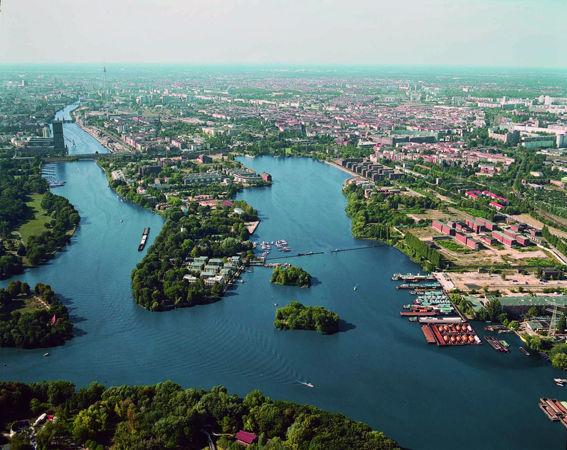 2.2 Waterfront Suburban Areas in the City of Berlin On the basis of the concept of suburb development selected as Berlin housing policy in the early 1990s, the city of Berlin promoted two city