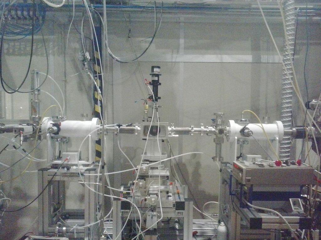 Second ionization chamber for transmission measurements For fluorescence measurements detector is placed on the rear of this small vacuum chamber