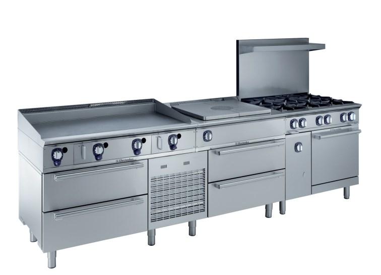 Delayed start allows cooking during off hours and the hold function reduces waste when heating fully cooked products.