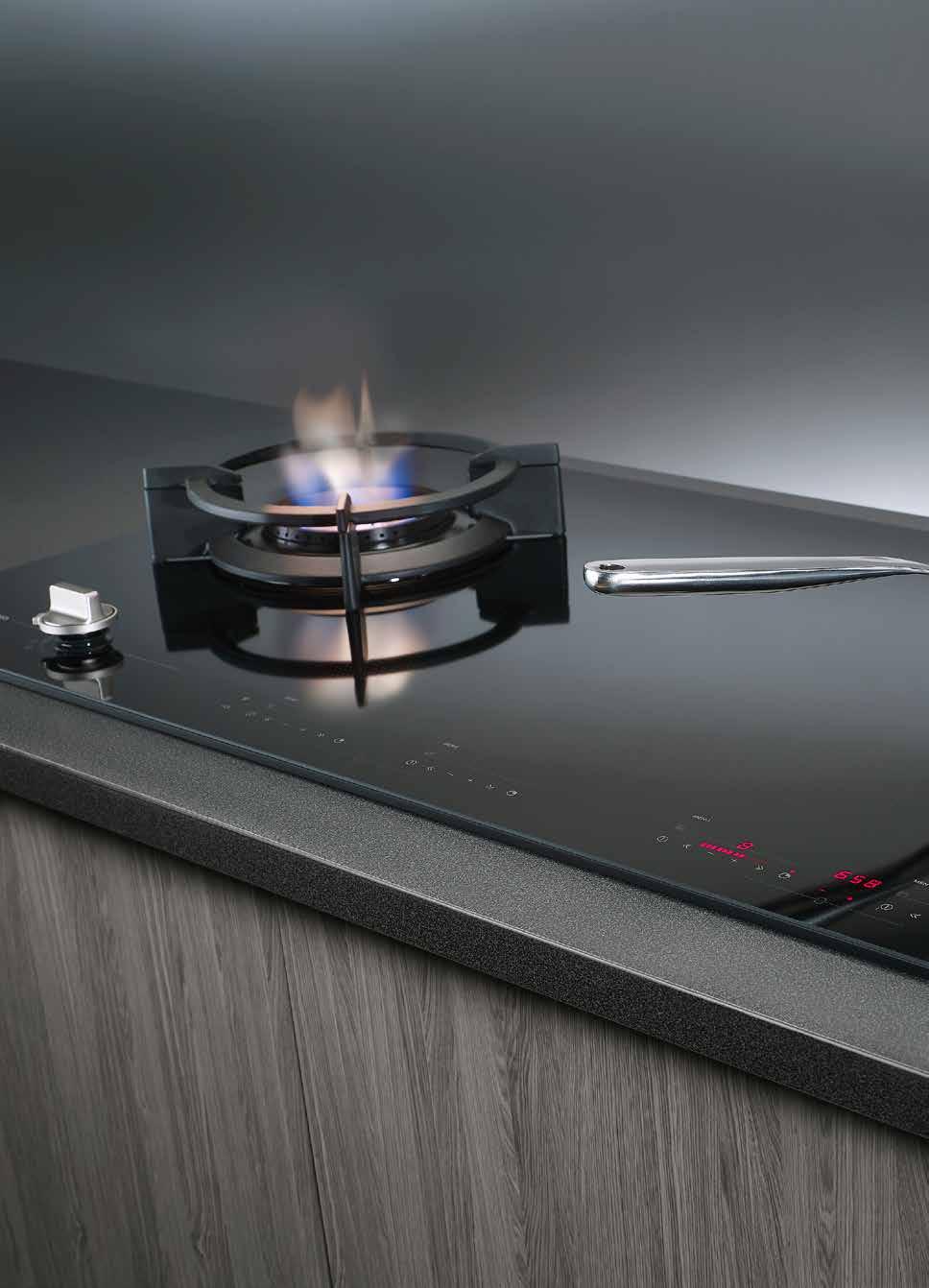 Combined gas and induction Duo Fusion Gas and Induction hob The ASKO Duo Fusion is a 90 cm hob, which combines two energy sources; one being an induction hob and the other being a Fusion Volcano Wok