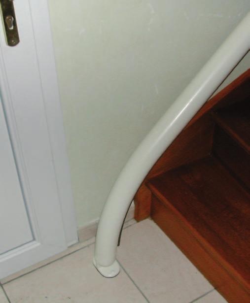 Automatic folding hinge To avoid any obstruction at the bottom of the stairs, e.g. where there is a doorway, an automatic hinged rail with safety system is available.