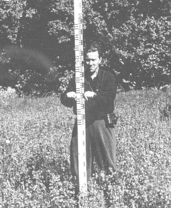 Sulev Künnapuu 100. sünnipäevaks 199 Joonis 1. Sulev Künnapuu välitööl Vääna orus 1957. aastal. I. Aroldi foto.