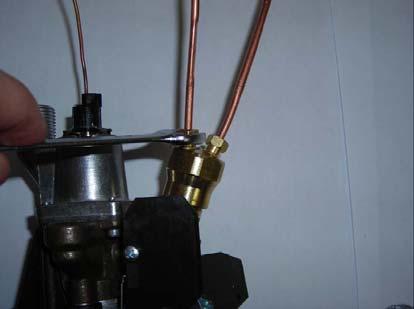Do not fully tighten one thermocouple before having started to tighten the second one.
