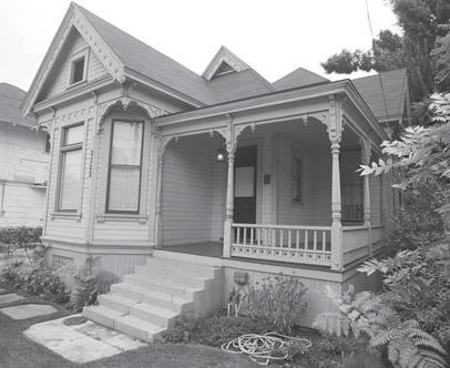 Victorian The Victorian style was prevalent in the United States from 1879 to 1910. The first Victorian structures appeared in Los Angeles around the mid-1880s.