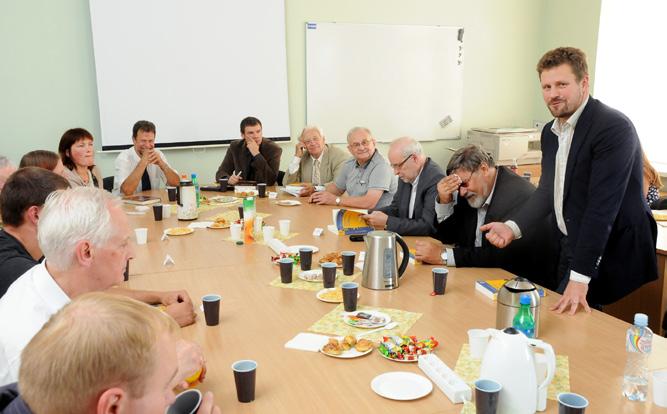 2013 m. rugsėjis Prof. R. Kirvaičio (stalo gale iš kairės) ir dr. D.