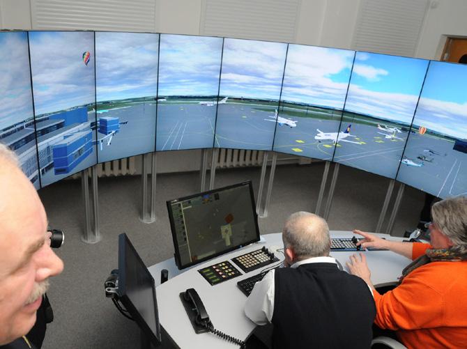 2013 m. kovas 2013 03 06 VGTU Antano Gustaičio aviacijos institute pristatytas naujai įrengtas skrydžių valdymo treniruoklių kompleksas.