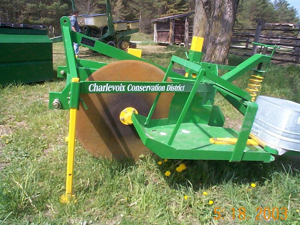 org 231-582-6193 Mechanical Tree Planter It has a 3-point hitch and is pulled by a tractor. A 40 hp tractor will pull the planter through very soft soil.