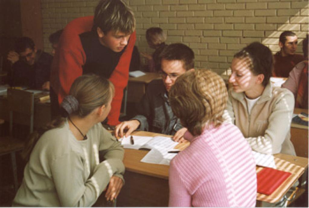Pavyzdžiai iš lietuvos (šiuolaikinių didaktikų centras) Grupinis darbas Tai mokymo ir mokymosi būdas, kai besimokantiems skiriama užduotis, kurią atlieka jie patys.