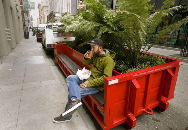 GETTING IT RIGHT 5. DESIGN FOR ENVIRONMENTAL SUSTAINABILITY 1. Parklets are generally low cost and relatively straight forward to construct.