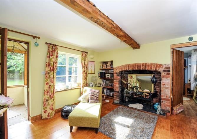 Figgynut Cottage, Bartestree, Hereford, HR1 4BX GUIDE PRICE 545,000 Convenient yet delightful edge of village