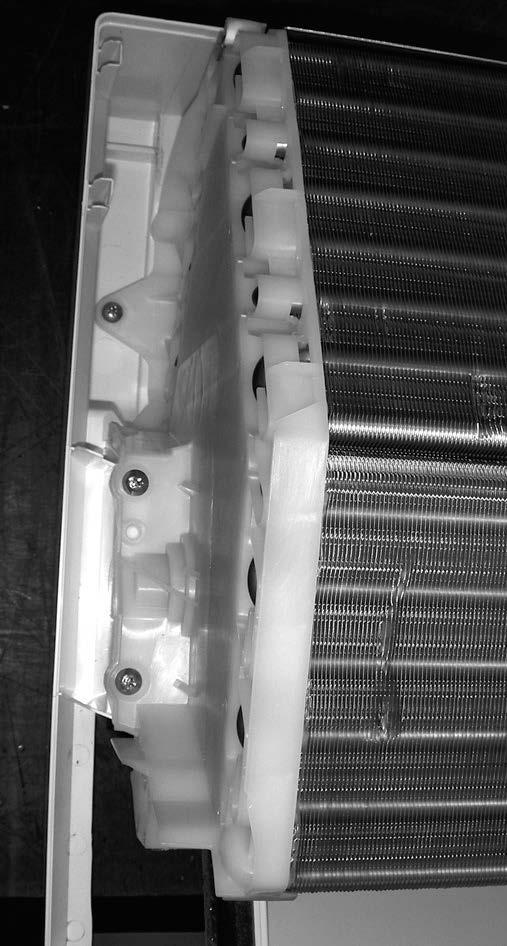 (See Photo 7) () Remove the motor bed together with fan motor and motor band. (9) Remove screws fixing the left side of the heat exchanger.
