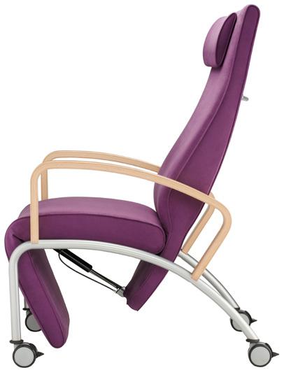 At the same time, the curved armrests provide a safe grip and facilitate standing up.