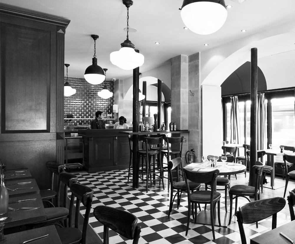 RestaURant d alphonse 10 Place du Maréchal Juin, Paris As part of the project Nawrocki Furniture Company manufactured: - a bar; - upholstered booths; - stainless steel elements; - all wooden elements.