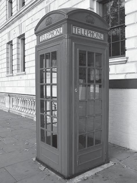 Te elemente je treba zaradi njihove funkcije izbrati v skladu z značajem območja Slika 3: Trg Trafalgar (levo) (vir: internet 1) in slavna telefonska govorilnica v Londonu