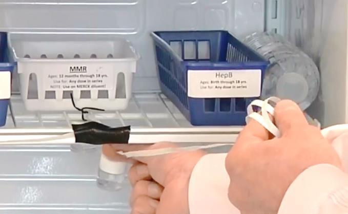 Always attach the corresponding refrigerator probe cable to the refrigerator display monitor (yellow) and the corresponding freezer probe cable to the freezer display monitor (blue). 1.