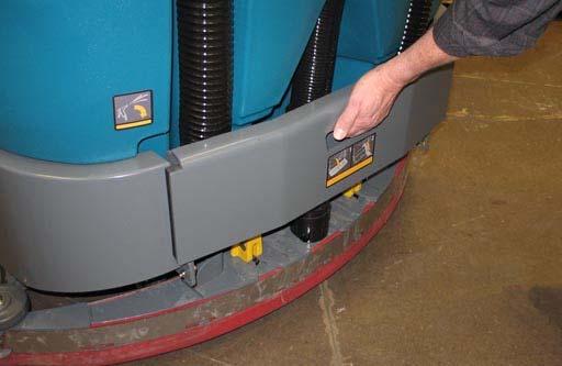 OPERATION REAR BUMPER DOOR / STEP The Rear bumper door / step provides easier access to the top of the machine for cleaning the recovery tank and can be