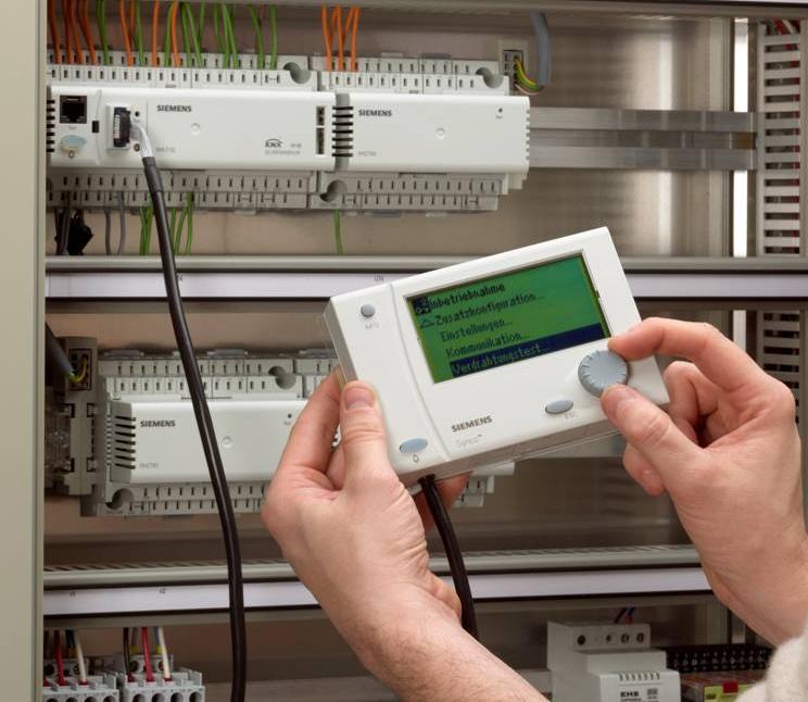 Synco 700 Comfortable installation and operation Extension modules simply click onto the controller Easy connection of operator units through: Attaching to the