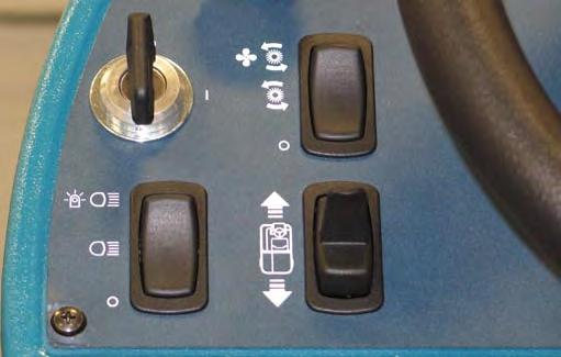 DIRECTIONAL SWITCH Use the Directional switch to select either the forward or reverse direction. Press the propel pedal to move the machine.