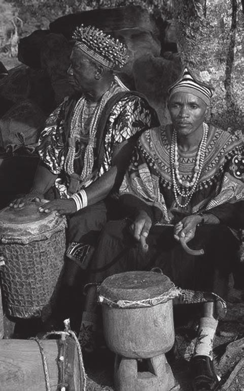 Muzika Kamerūno būgnininkai didžiuotis ir bronzos liejiniais, terakotomis 5, drožinėtais įnagiais iš dramblio kaulo.