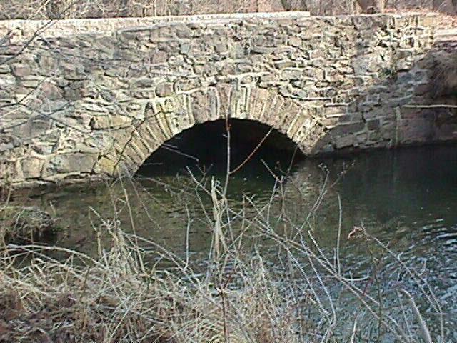 The widespread use of stone arch bridges is credited to
