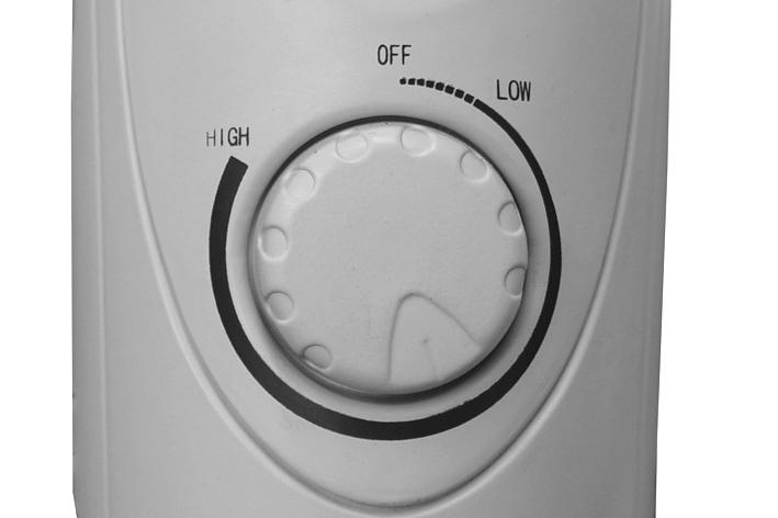 Turn the thermostat to 0FF before plugging in the radiator. 2. Plug the radiator into the mains supply. 3.