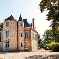 .. Description Our 19th century château (and its outbuilding) covering 460 m² has an exceptional location,