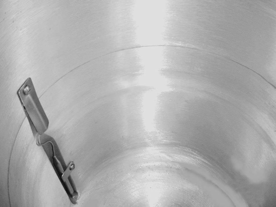 FILLING THE KETTLE WITH LIQUID SHORTENING Oil Capacity: 40 lb/5 gal (18 kg/19 L).