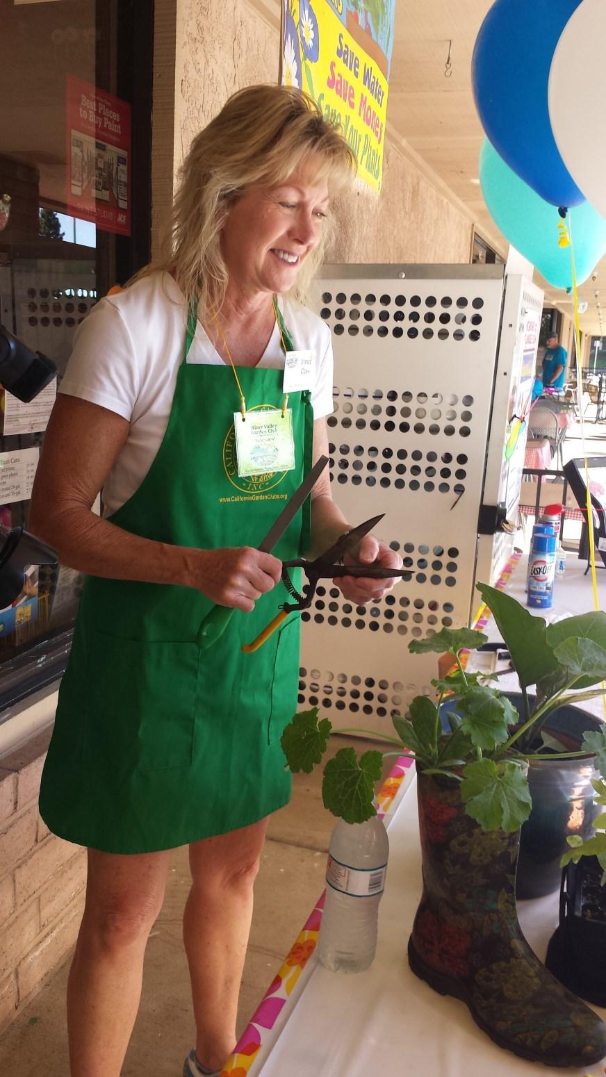 (Did you see the great article about this event in the June 6th River Valley Times on page 11!?) The children s gardening kits were the brainchild of the California Garden Club, Inc. (CGCI) President.