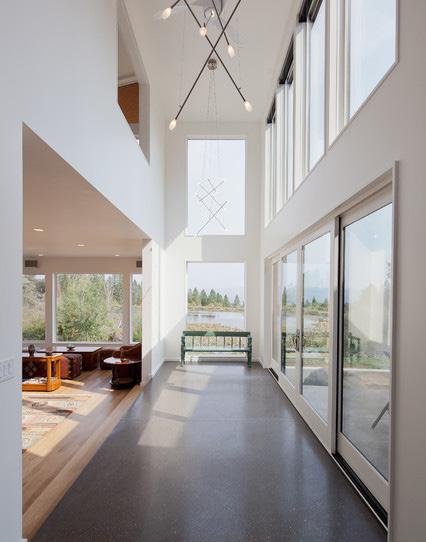 The open living space not only achieves optimal daylighting, but is also