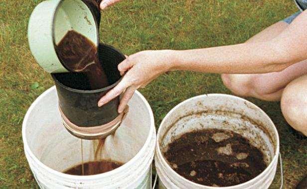 HOW TO USE COMPOST COMPOST TEA Mix 1 shovel compost into 5-gallons water Mix daily for 3-4