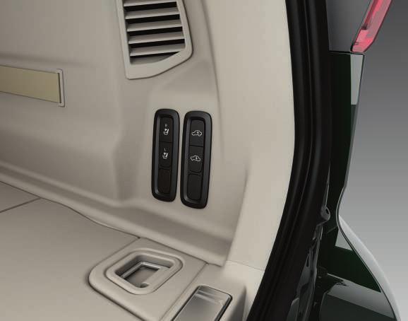 Ja automašīna ir aprīkota ar aizmugurējā sēdekļa elektroniskas nolocīšanas* funkciju, nolocīšanas taustiņi atrodas bagāžas nodalījumā.