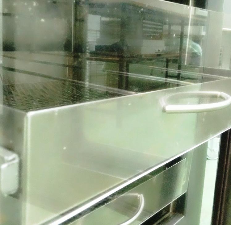 stainless steel tray allows bags to be placed upright with sufficient airspace to reduce Sardine effect In built