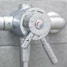 36-37 SHOWER HANDSETS & HOSES 38-39 SHOWER ACCESSORIES 40 COMMERCIAL THERMOSTATIC SHOWERS