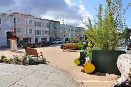 4 The Challenge: Plaza Management Some plaza-like spaces emerge from City programs that clearly enhance City livability goals, but their longer-term management plans are not always clear They fall