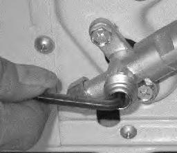 Now remove the cover on the bottom valve using a 19 mm open-ended spanner. Open the valve by turning it counter-clockwise as far as it will go using a 5 mm Allen key.