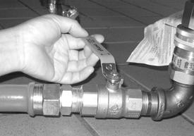 Use only the manual shut-off valve to shut off the gas. Do not use the quick disconnects.