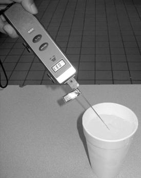 2 Place probe in water Place the probe in the ice water and stir continuously until the temperature readout stabilizes. 3 Read temperature The readout should be 32 F (0 C), plus or minus 2 F (1 C).