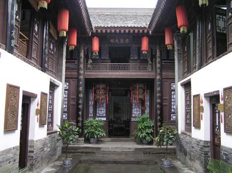 As proposed in the plan, with the original streets widened, the building facades flanking the streets were reconstructed in traditional styles of Qing and Ming dynasties.