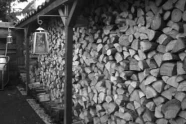 4. Preparing for use 4.2 Storing the wood All types of wood should be stored for about 2 to 3 years in a dry, protected and well-ventilated area. For example in a lean-to next to the house.