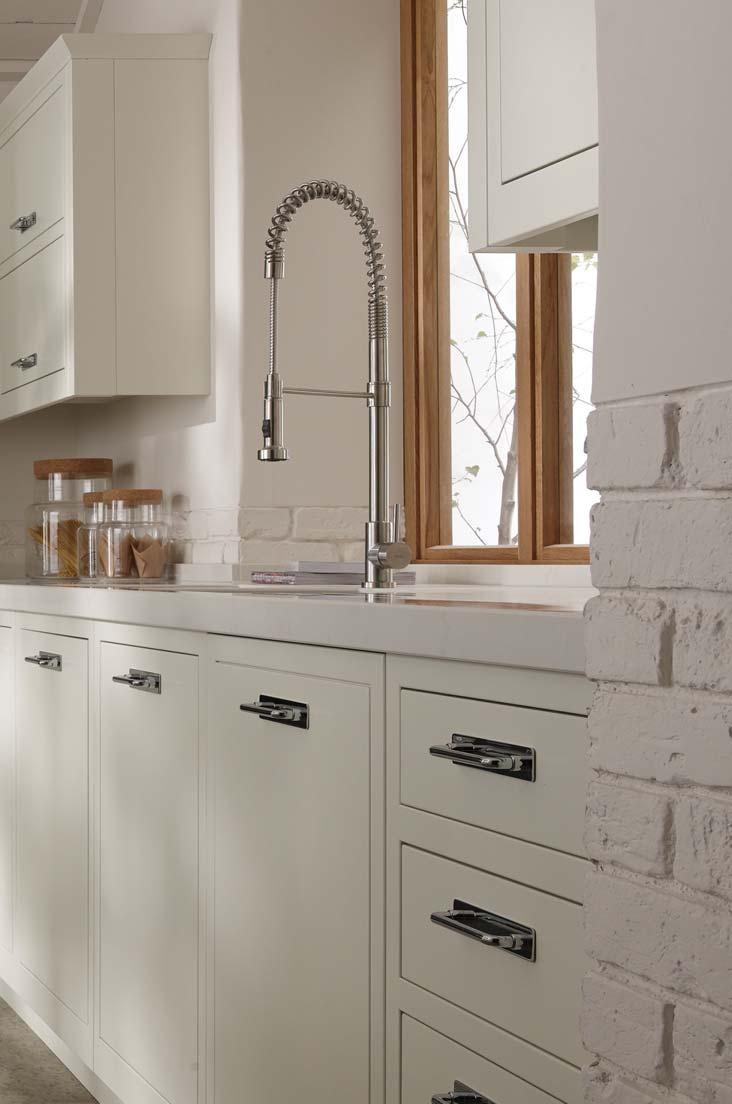 Concealed hinges complement the uncluttered, streamlined look, with the contemporary handle featured adding detail.